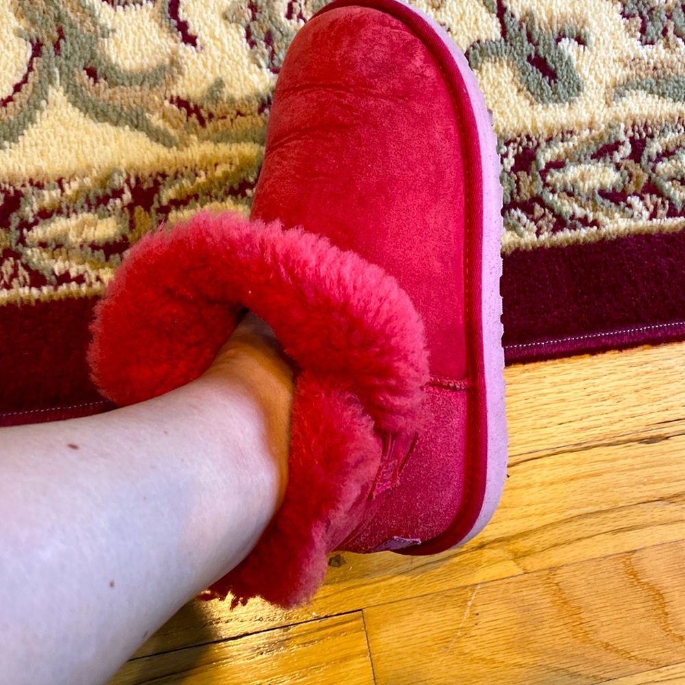 Children’s size 4 woman’s size 6 pink Uggs on food condition